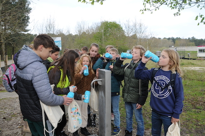 Kinderen bij een watertappunt