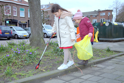 Kinderen met afvalgrijper tijdens Dordt Schoon