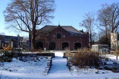 Koetshuis in de sneeuw