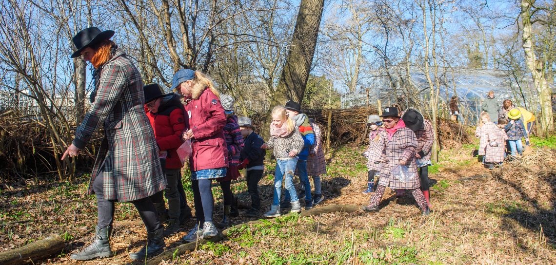 Kinderen op zoek naar kleine diertjes