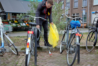 Man ruimt zwerfafval op tijdens Dordt Schoon