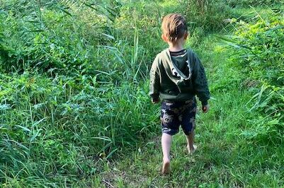 Jongen loopt door tuin