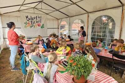 Kinderen bereiden samen een gezonde lunch