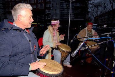 Wethouder Marc Merx doet mee aan de djembé-workshop